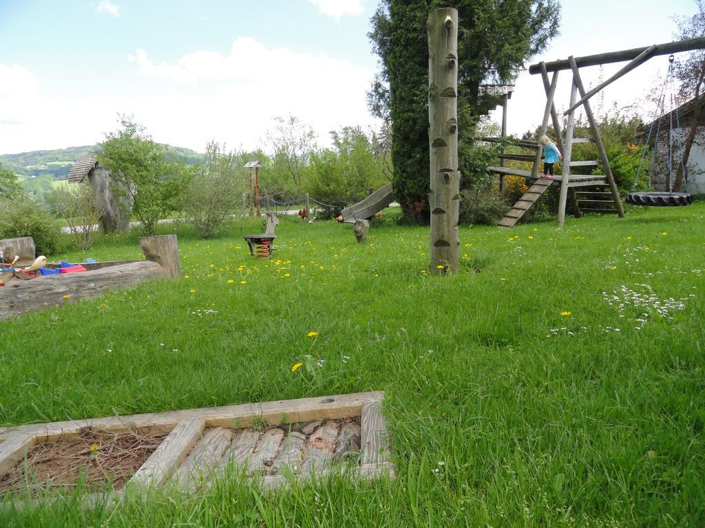 Baby- Und Kinderhof Aicherbauer Seeham Exterior foto