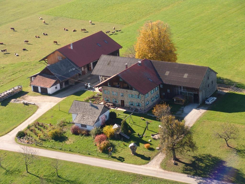 Baby- Und Kinderhof Aicherbauer Seeham Exterior foto