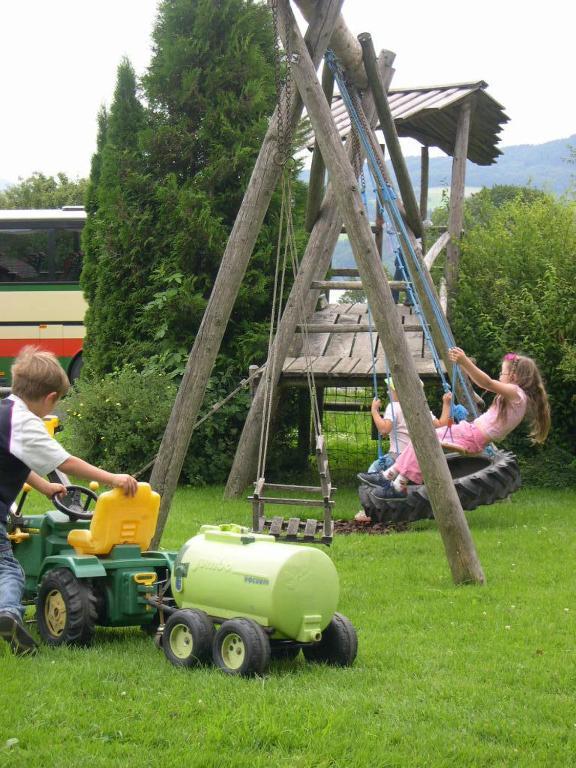 Baby- Und Kinderhof Aicherbauer Seeham Exterior foto