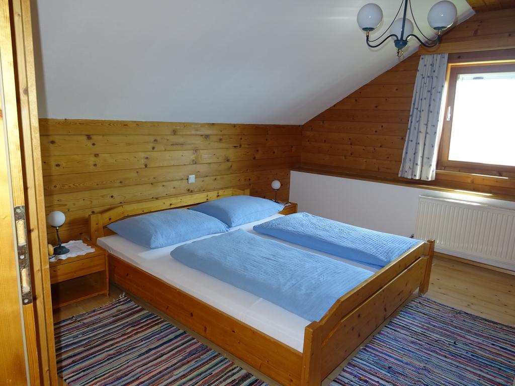 Baby- Und Kinderhof Aicherbauer Seeham Exterior foto