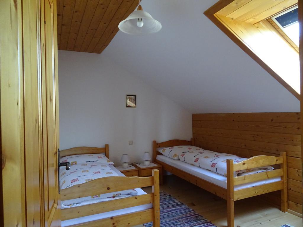 Baby- Und Kinderhof Aicherbauer Seeham Exterior foto